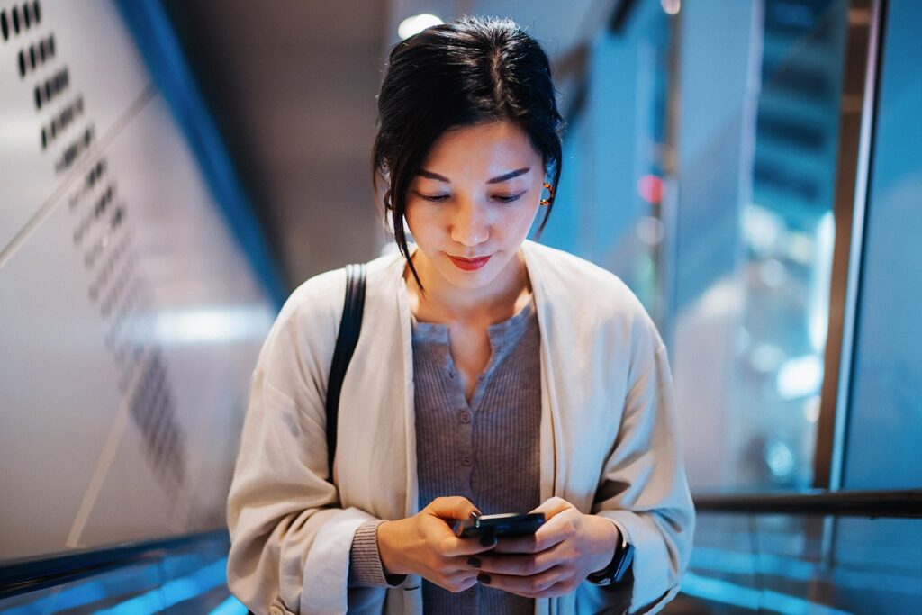 Does immigration check social media